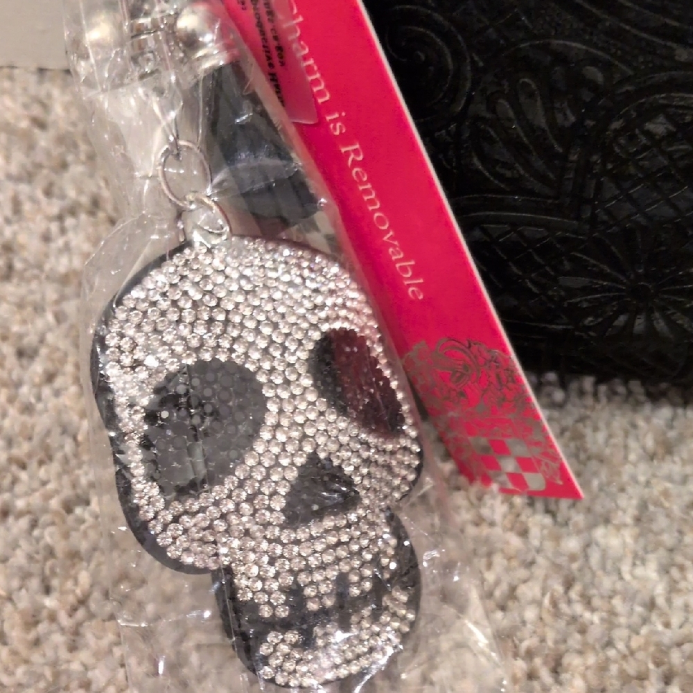 nwt  Vince Camuto Black Textured Clutch with Skull Accent - Picture 3 of 9
